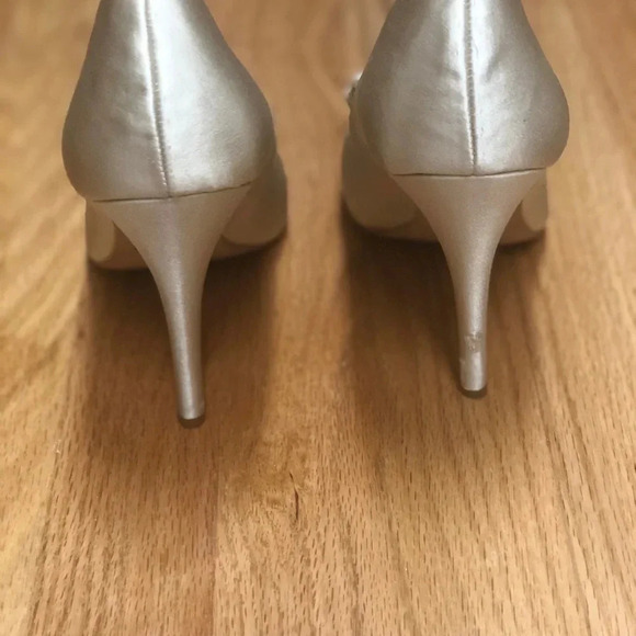 Badgley Mischka Ivory Gold Satin Closed Toe Pumps High Heels Bridal Wedding 8 - Picture 4 of 5